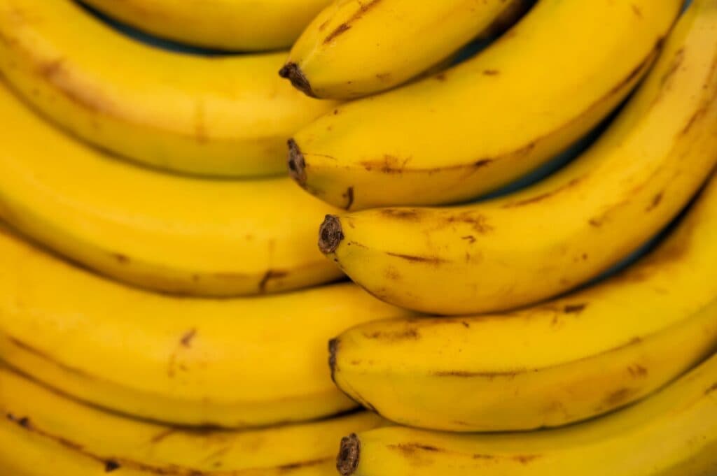 Bananas maduras com casca amarela e pintinhas, vistas de cima