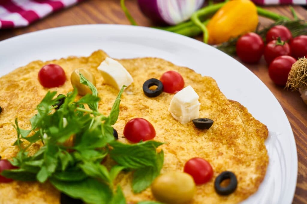 Omelete com tomates, azeitonas e queijo em um prato
