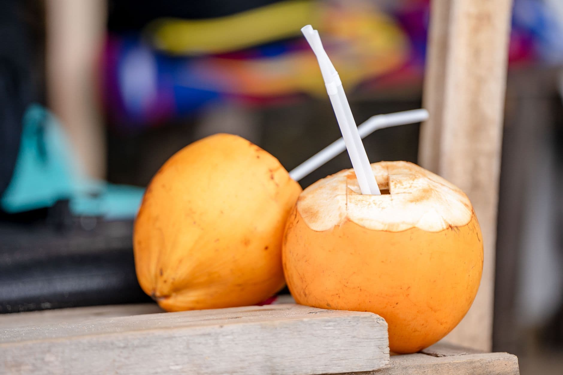 Cocos frescos com canudinhos, prontos para beber a água de coco