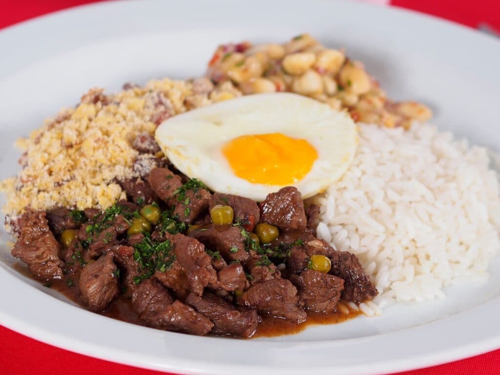 Prato brasileiro com arroz, feijão, farofa e ovo frito
