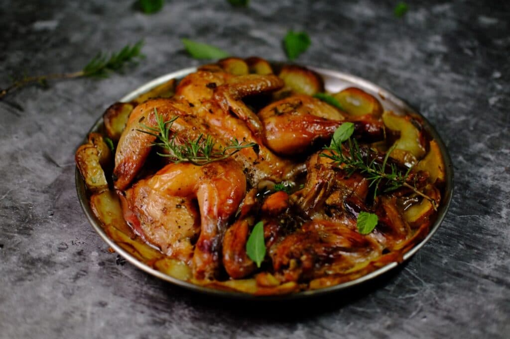 Frango assado com ervas e batatas em um prato