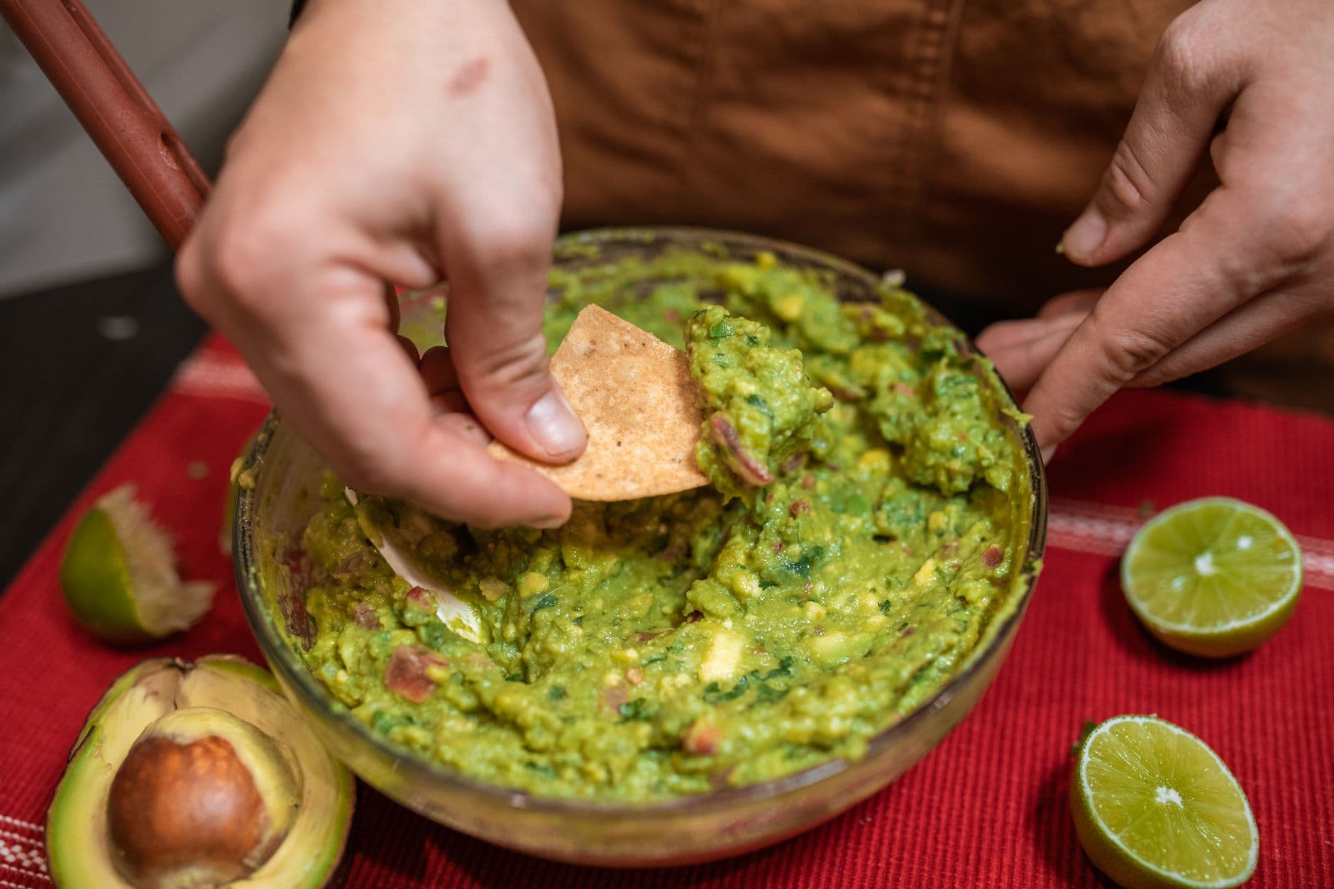 Guacamole caseiro servido com torradinhas e limão