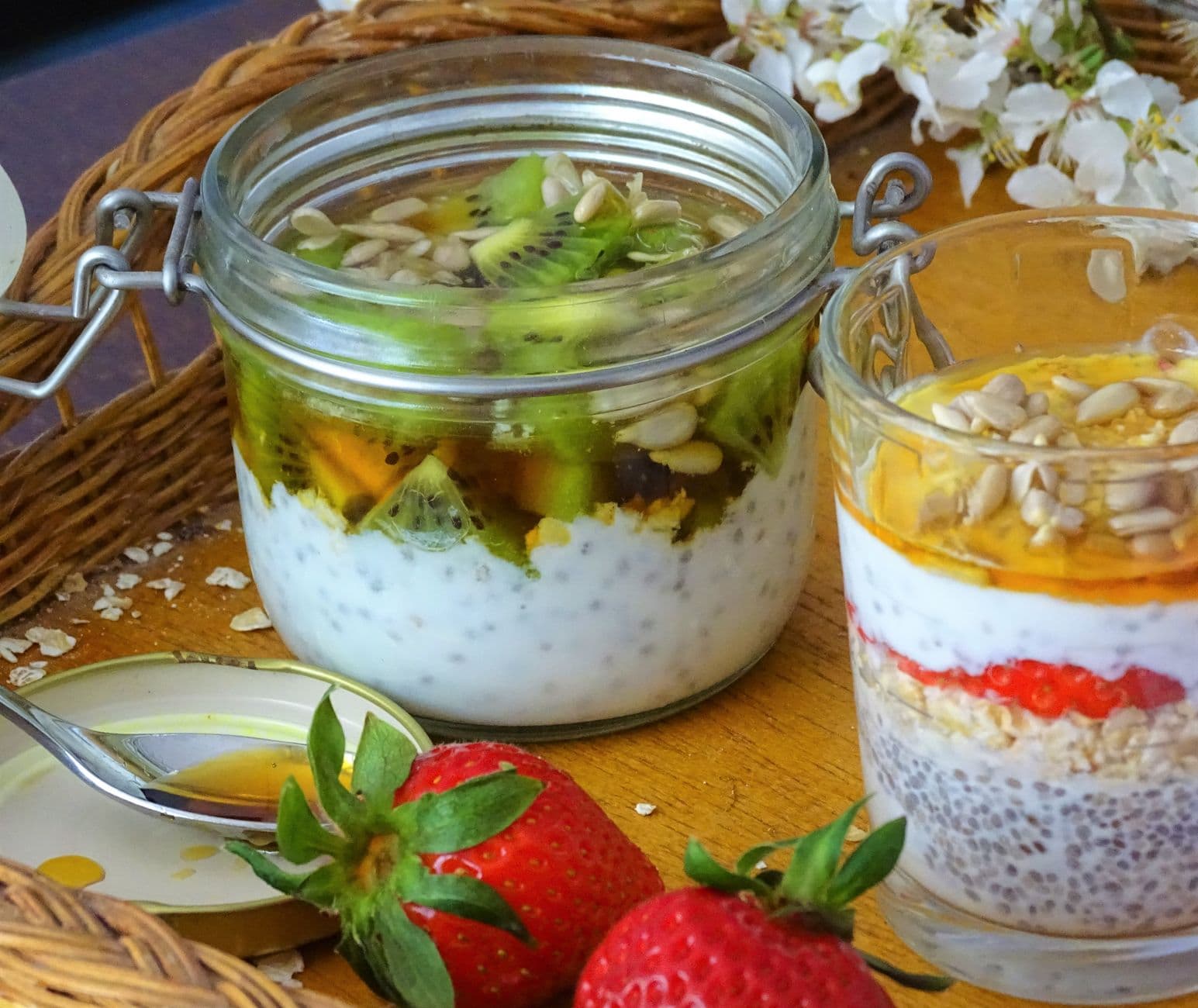 Potes de iogurte com chia cobertos com kiwi, morango e sementes