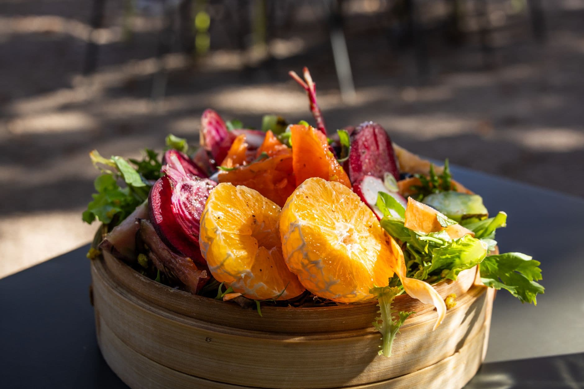 Salada colorida de beterraba, frutas cítricas e folhas verdes