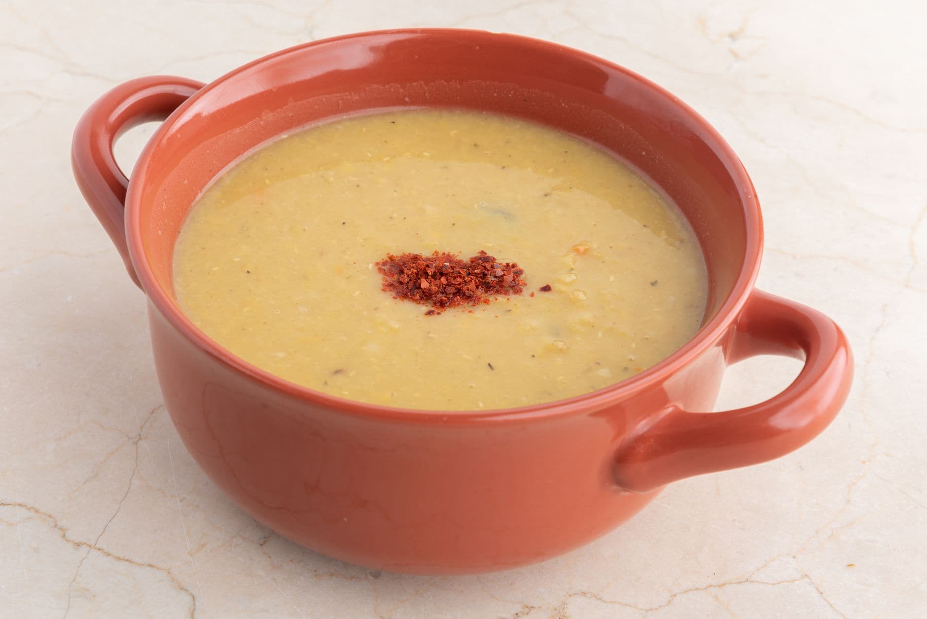 Sopa caseira de lentilha servida em uma tigela de cerâmica