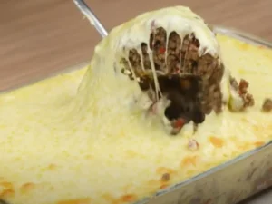 Prato delicioso, rápido e fácil de fazer de escondidinho de carne moída.