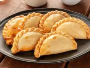 Empanadas Argentinas em uma Bandeja.