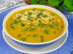 Prato de Sopa de Mandioquinha servido em um prato branco.